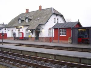 Herfølge stations perronside med signalhuset til højre