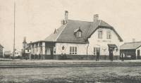 Hørve station ca 1908. I baggrunden ses Hørve Stationsvej. Huset med tårnet er varehuset.