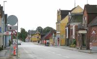 Søllested stationsby på Lolland. Hovedgaden med udsigt mod jernbaneoverskæringen